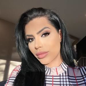 Meet your Posher, Larissa